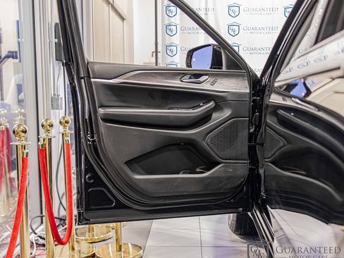 Used 2023 Jeep Grand Cherokee L Limited AWD/4WD image 30