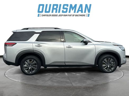 Used 2024 Nissan Pathfinder SV w/ SV Premium Package image 7