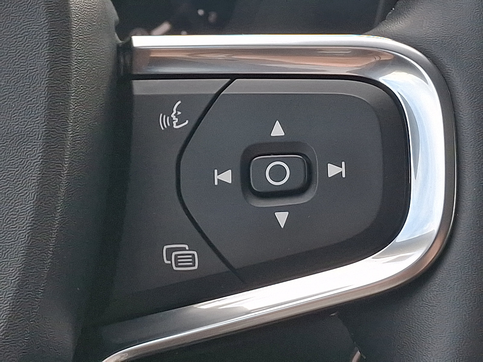 Used 2025 Volvo XC40 B5 Core AWD/4WD image 24