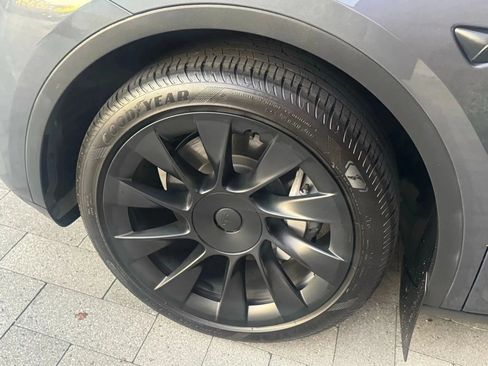 Used 2023 Tesla Model Y 2WD image 34