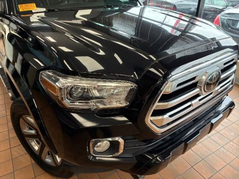 Used 2019 Toyota Tacoma Limited image 2