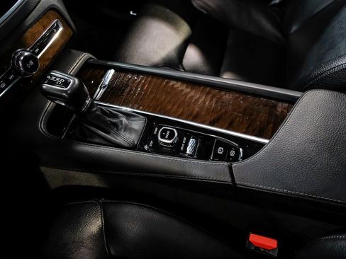 Used 2017 Volvo XC90 T6 Momentum w/ Vision Package image 27