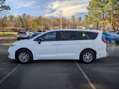 New 2026 Chrysler Pacifica Select image 8