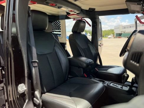 Used 2017 Jeep Wrangler Unlimited Sahara AWD/4WD image 28