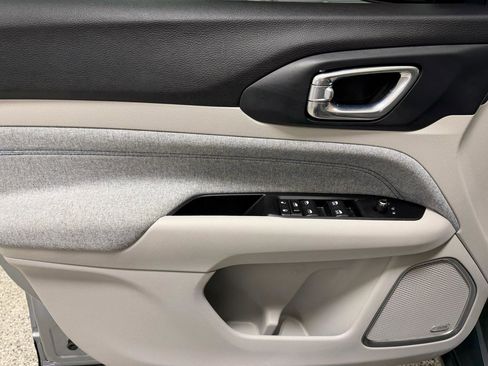 Used 2022 Jeep Compass Latitude w/ Sun and Sound Group image 12