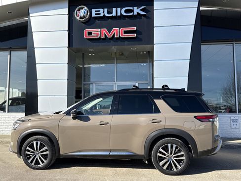 Used 2023 Nissan Pathfinder Platinum w/ Cargo Package image 3