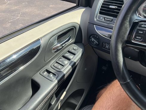 Used 2017 Dodge Grand Caravan SXT w/ Driver Convenience Group FWD image 12
