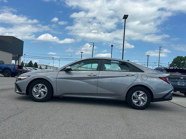 Certified 2024 Hyundai Elantra SE FWD image 2