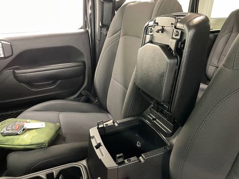 Used 2022 Jeep Wrangler Unlimited Sport image 29