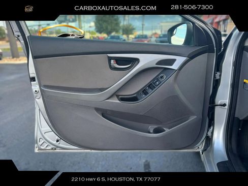 Used 2014 Hyundai Elantra SE w/ Option Group 02 FWD image 19