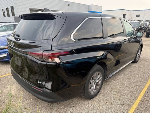 Used 2025 Toyota Sienna LE FWD image 2