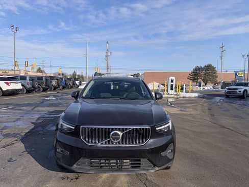 Used 2024 Volvo XC40 B5 Plus image 2