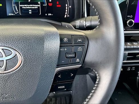Used 2025 Toyota Camry SE FWD image 11