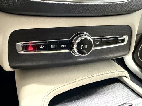 Used 2020 Volvo XC90 T5 Momentum AWD/4WD image 16