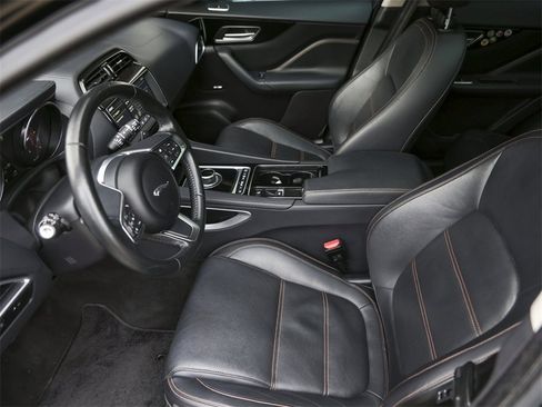 Used 2019 Jaguar F-PACE Prestige image 18