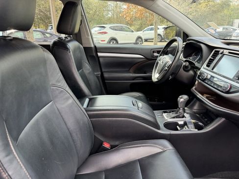 Used 2019 Toyota Highlander XLE image 11
