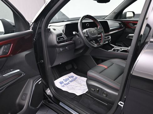Used 2024 Chevrolet Traverse RS FWD image 9