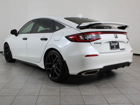 Used 2024 Honda Civic Sport Touring image 3