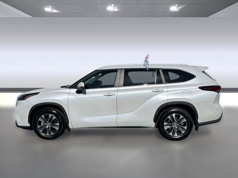 Certified 2025 Toyota Highlander XLE FWD image 2