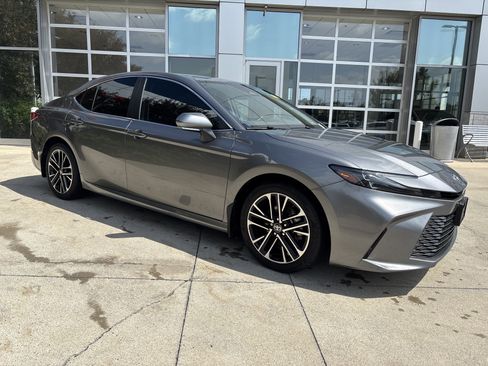 Used 2025 Toyota Camry XLE FWD image 2