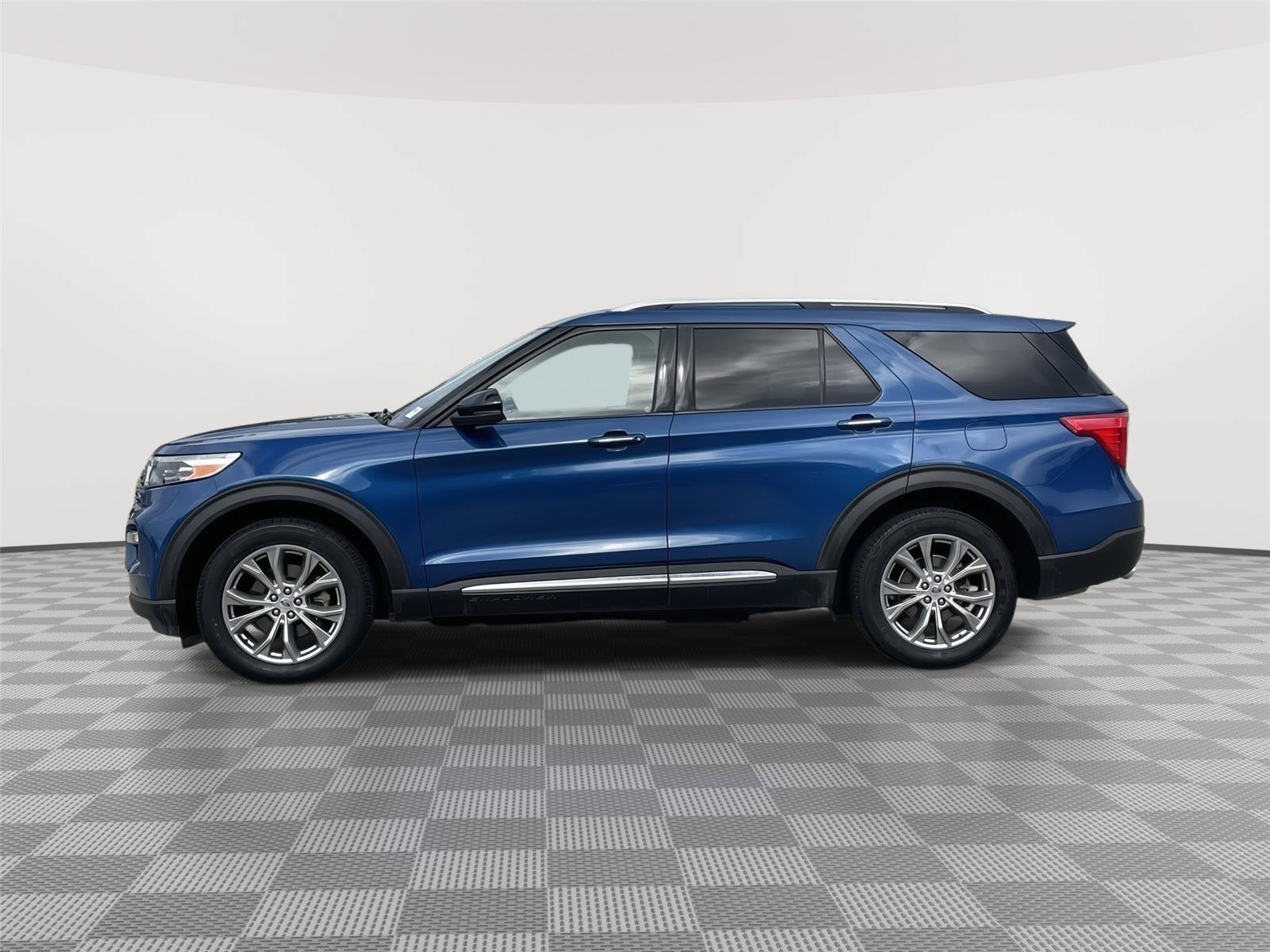 Certified 2021 Ford Explorer Limited AWD/4WD image 2