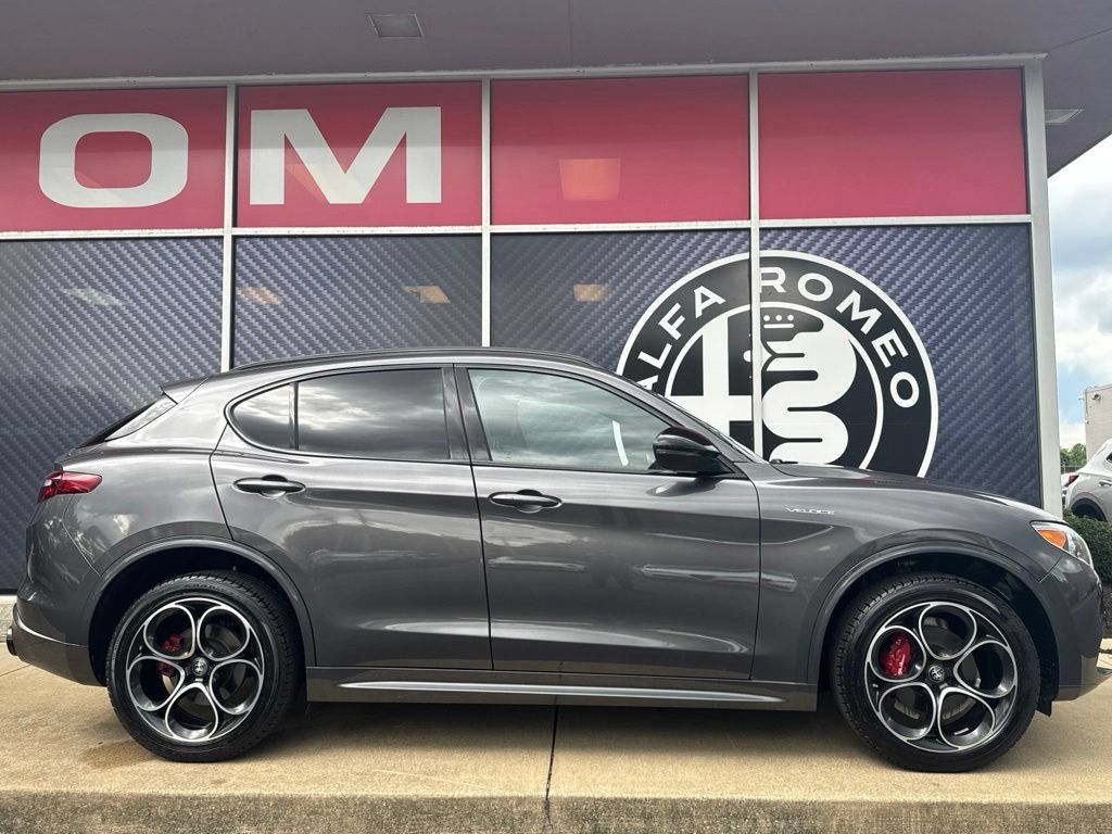 Used 2023 Alfa Romeo Stelvio Veloce AWD/4WD image 4