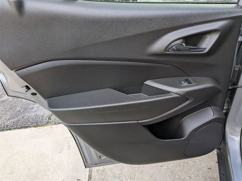 Used 2025 Chevrolet Trax LT w/ LT Convenience Package image 26