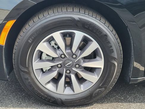 Used 2024 Chrysler Pacifica Limited FWD image 7