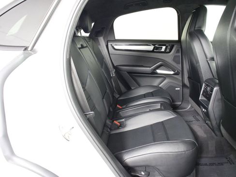 Used 2022 Porsche Cayenne Turbo AWD/4WD image 32