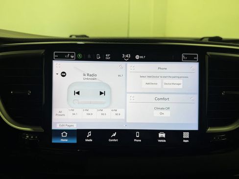 Used 2024 Chrysler Pacifica Touring-L FWD image 4