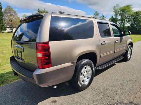 Used 2014 Chevrolet Suburban LT RWD image 6
