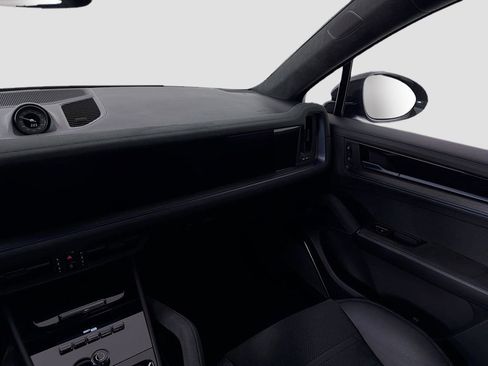 Certified 2025 Porsche Cayenne Turbo GT image 26