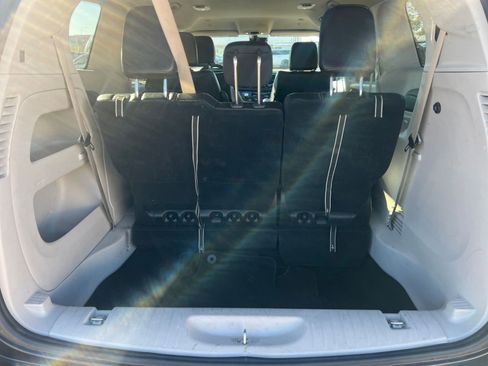 Used 2023 Chrysler Pacifica Touring-L image 31