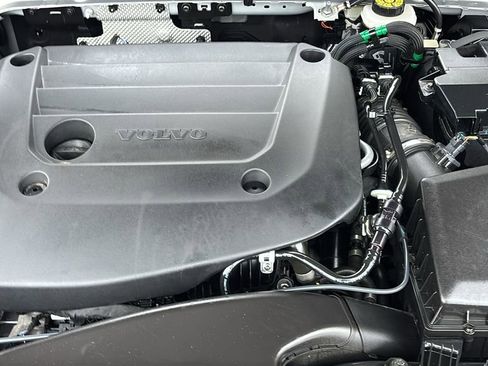 Certified 2025 Volvo XC40 B5 Plus AWD/4WD image 32