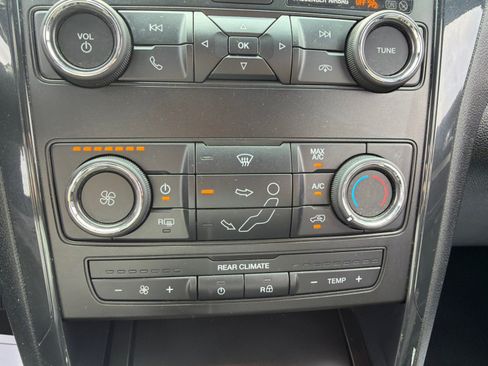 Used 2018 Ford Explorer XLT FWD image 31