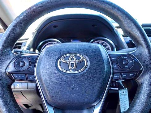 Used 2019 Toyota Camry LE FWD image 13