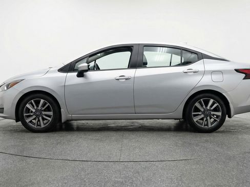 Used 2025 Nissan Versa SV image 5