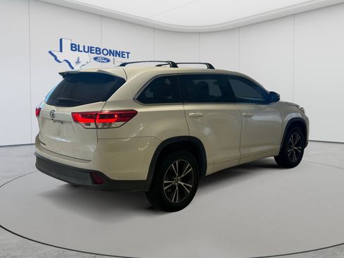 Used 2017 Toyota Highlander LE FWD image 5
