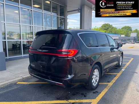 Used 2023 Chrysler Pacifica Touring-L FWD image 7