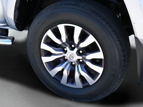 Used 2022 Toyota Tacoma Limited AWD/4WD image 38