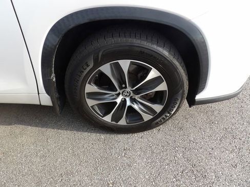 Used 2021 Toyota Highlander XLE image 13