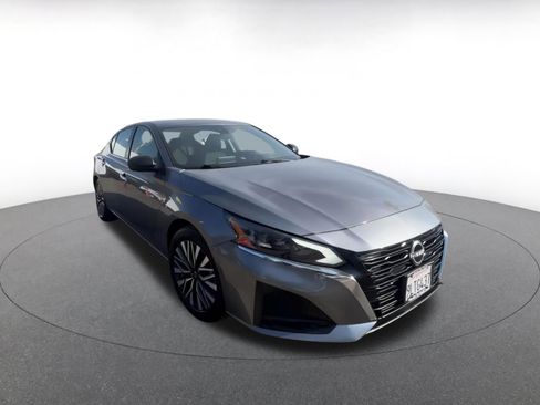 Used 2024 Nissan Altima 2.5 SV image 2