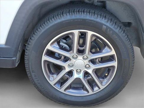 Used 2018 Jeep Compass Latitude FWD image 5