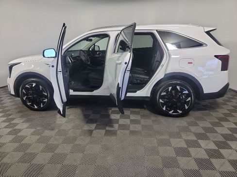 Certified 2025 Kia Sorento EX w/ Panoramic Sunroof Package image 16