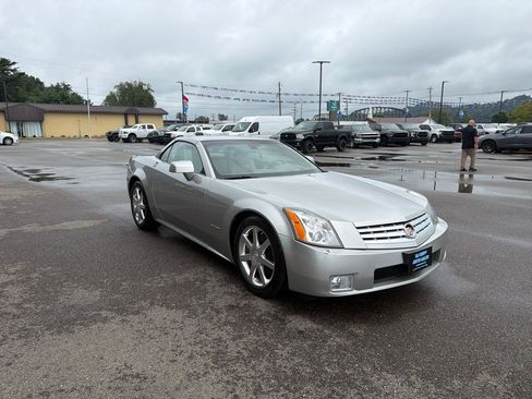 Used 2005 Cadillac XLR RWD image 3