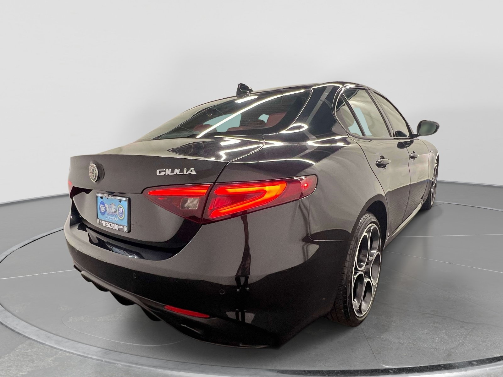 Used 2023 Alfa Romeo Giulia Veloce AWD/4WD image 7