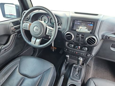 Used 2018 Jeep Wrangler Sahara AWD/4WD image 9