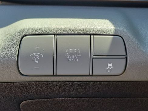 Used 2024 Hyundai Elantra Limited FWD image 18