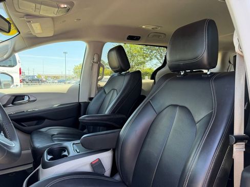 Used 2023 Chrysler Pacifica Touring-L FWD image 26