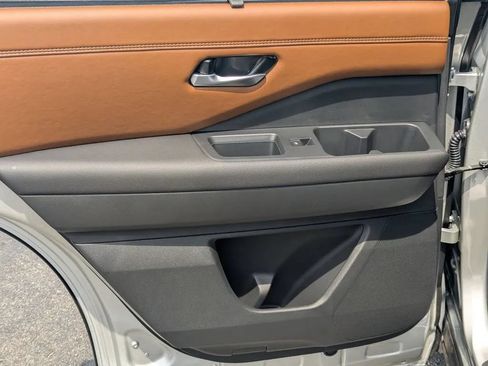 Certified 2025 Nissan Pathfinder Platinum w/ Cargo Package FWD image 19